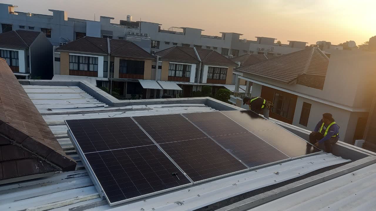 Pemasangan larik panel surya pada lokasi yang tidak terjangkau jaringan PLN.